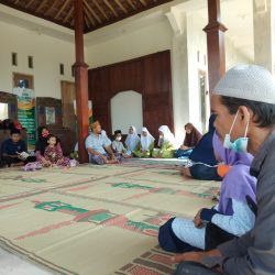 Pembina, Ketua Yayasan, Ketua LKSA, pengurus LKSA, serta orang tua dan wali asuh dari anak yatim piatu dan dhuafa di bawah asuhan LKSA Al Bukhori