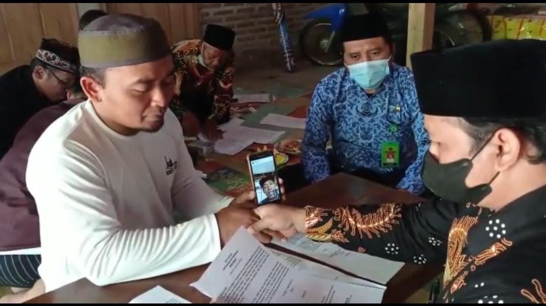 Salah satu Wakif terpaksa ikrar wakaf via video call, karena sedang berada di Kalimantan Tengah