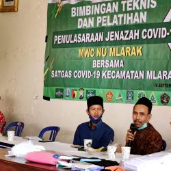 Tim Bimtek Pemulasaraan Jenazah saat menyampaikan materi di MWC Mlarak