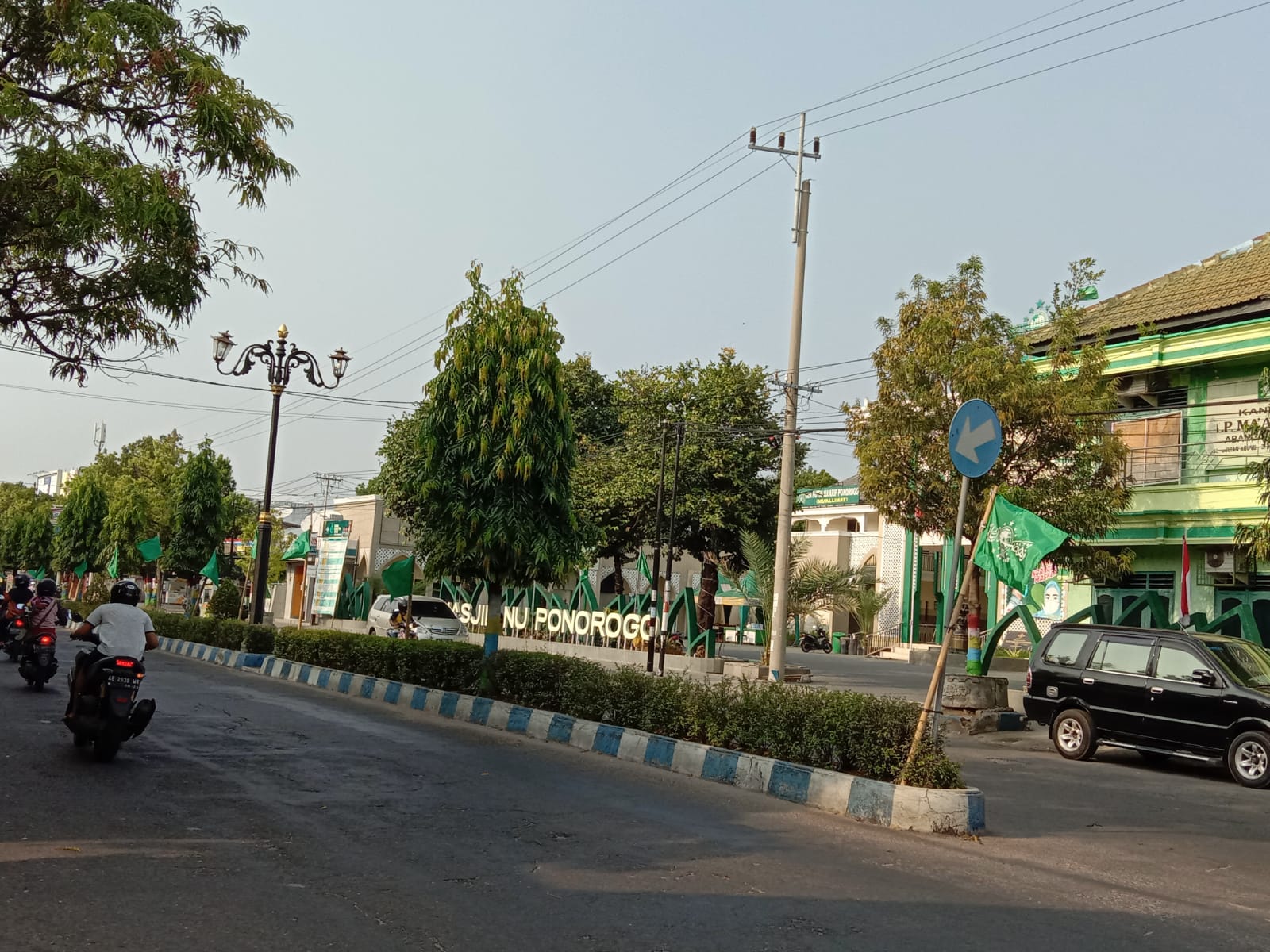 Bendera NU memenuhi depan Masjid NU Jl.Sultan Agung