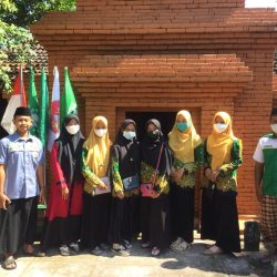 Jajaran pengurus IPNU-IPPNU, Ansor Ranting Sukosari saat berpose di makam Kyai Ageng Imampuro.