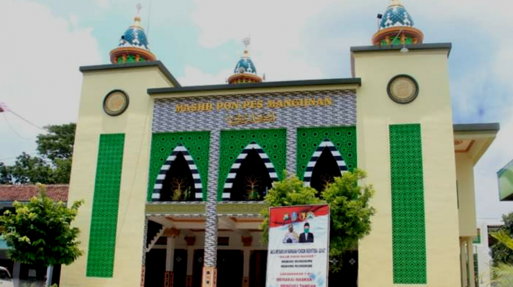 Masjid Al Bukhori, komplek Pondok Pesantren Al Bukhori Mangunan, Desa Tulung, Kecamatan Sampung, Kabupaten Ponorogo