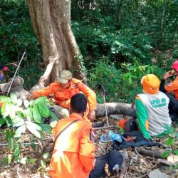 Tim opSAR saat melakukan observasi di tengah hutan Kuwung, Kedungbanten-Babadan.