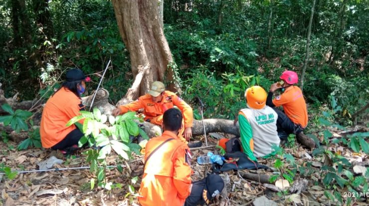 Tim opSAR saat melakukan observasi di tengah hutan Kuwung, Kedungbanten-Babadan.