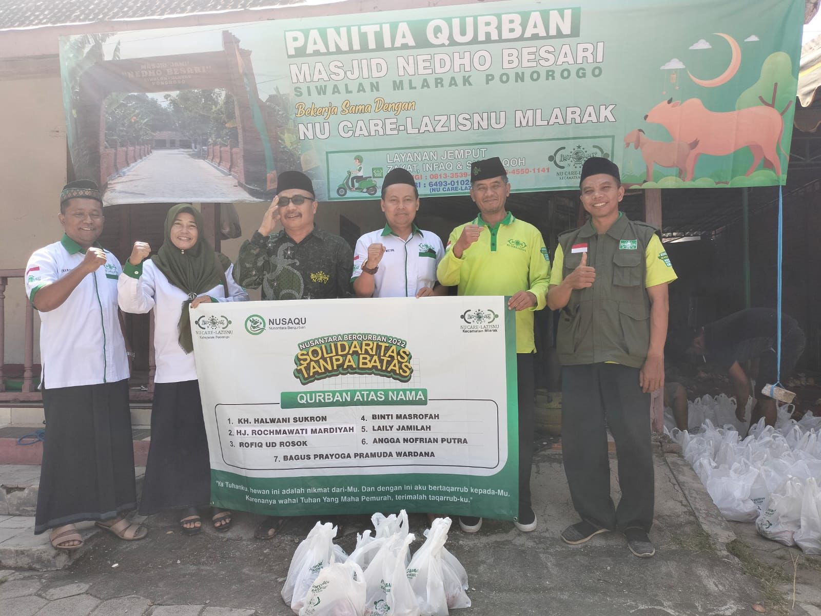 Jajaran LAZISNU PCNU Ponorogo memantau pembagian daging kurban di masjid Nedho Besari Siwalan, Mlarak (11/07/2022)