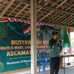 Ketua MWC NU Pulung Nur Hasan, S.Pd.I tengah memberikan sambutan pada pembukaan Musker