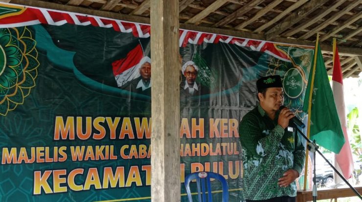Ketua MWC NU Pulung Nur Hasan, S.Pd.I tengah memberikan sambutan pada pembukaan Musker