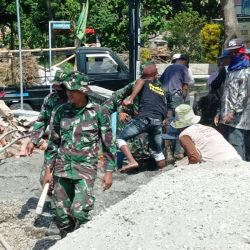 Personil TNI terlibat dalam pengolahan lumpur untuk pengecoran lantai gedung