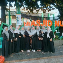 PAC Fatayat NU Ponorogo Berfoto bersama di depan masjid NU Ponorogo