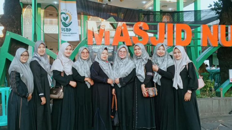 PAC Fatayat NU Ponorogo Berfoto bersama di depan masjid NU Ponorogo