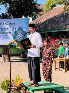 Camat Kauman Toni Khristiawan, S.STP., M.Si., membacakan Pancasila dalam Apel Hari Santri Nasional 2026 yang diselenggarakan MWCNU Kauman di halaman MTs MA Al-Mukarrom, Kamis (22/10).